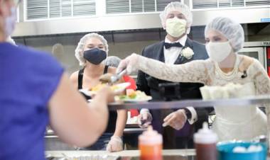 Couple donates wedding day food to shelter, spends day serving the homeless