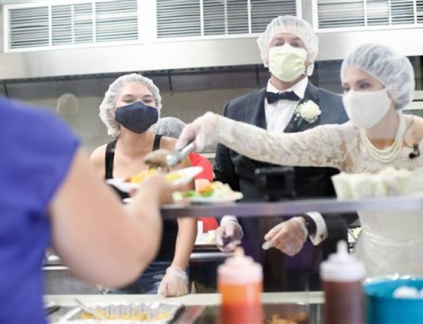 Couple donates wedding day food to shelter, spends day serving the homeless