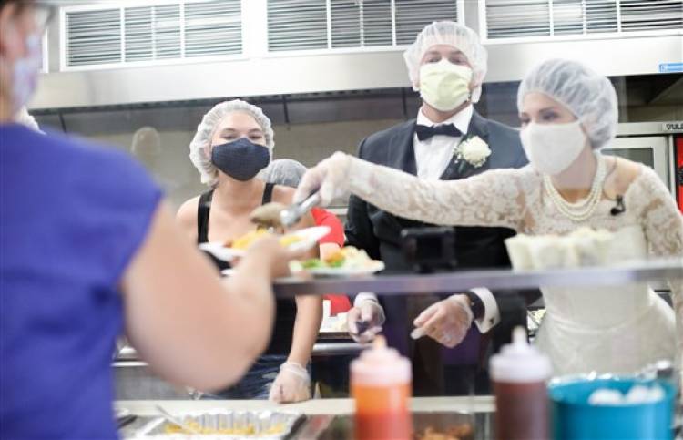 Couple donates wedding day food to shelter, spends day serving the homeless